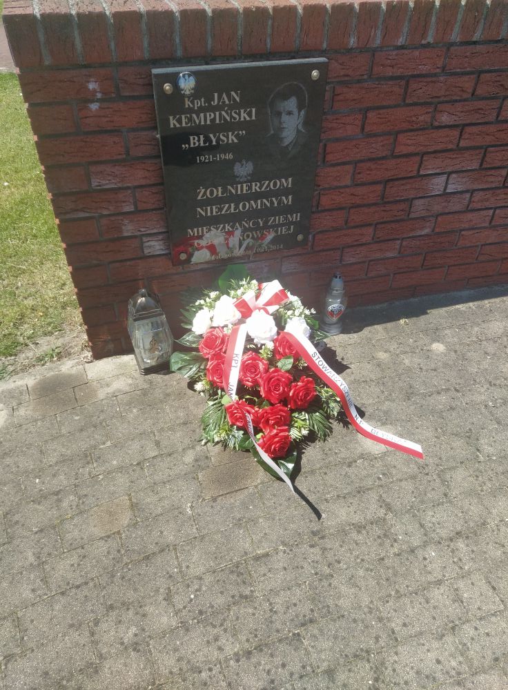 Błysk - tablica upamiętniająca