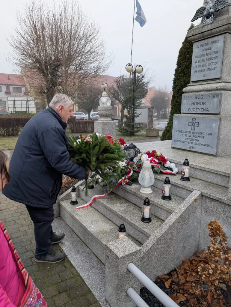 Prezes Stowarzyszenia BŁYSK składa kwiaty pod pomnikiem Powstańców Wielkopolskich – uroczystości patriotyczne.