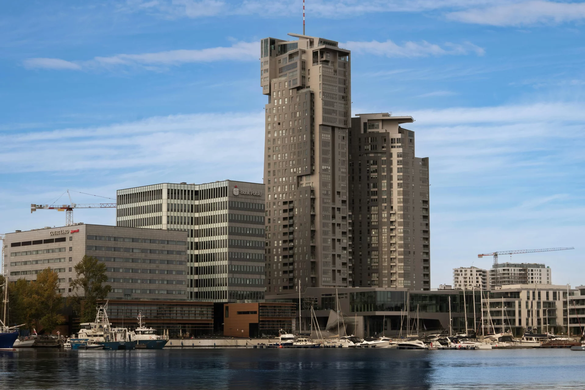 Widok na budynek Sea Towers w Gdyni od strony morza – zdjęcie wyróżniające do artykułu o 100-leciu miasta.