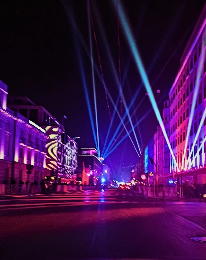 Nocna iluminacja świetlna i pokazy laserowe na ulicach Gdyni z okazji 100-lecia nadania praw miejskich.