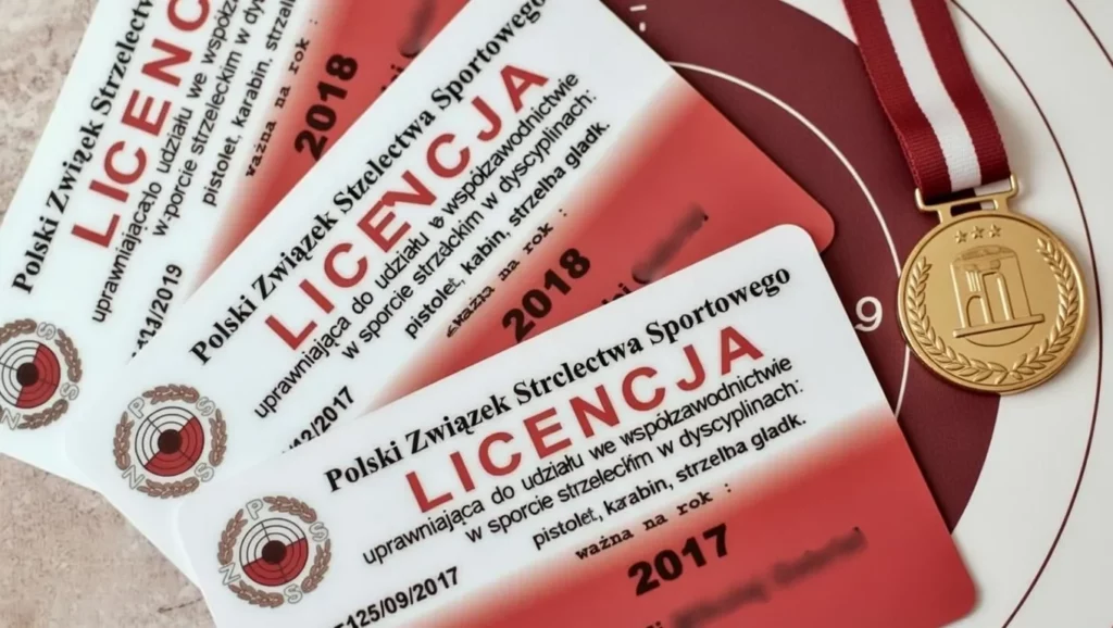 Trzy plastikowe karty Licencji zawodniczej PZSS na tle tarczy strzeleckiej i medalu – informacja o nowych przepisach.
