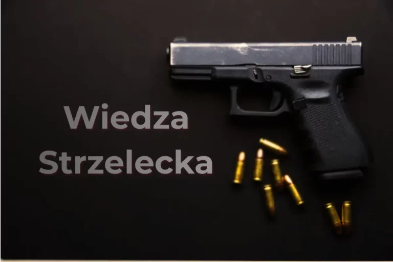 Czarny pistolet Glock leżący na ciemnym tle obok rozsypanej amunicji, z napisem Wiedza Strzelecka
